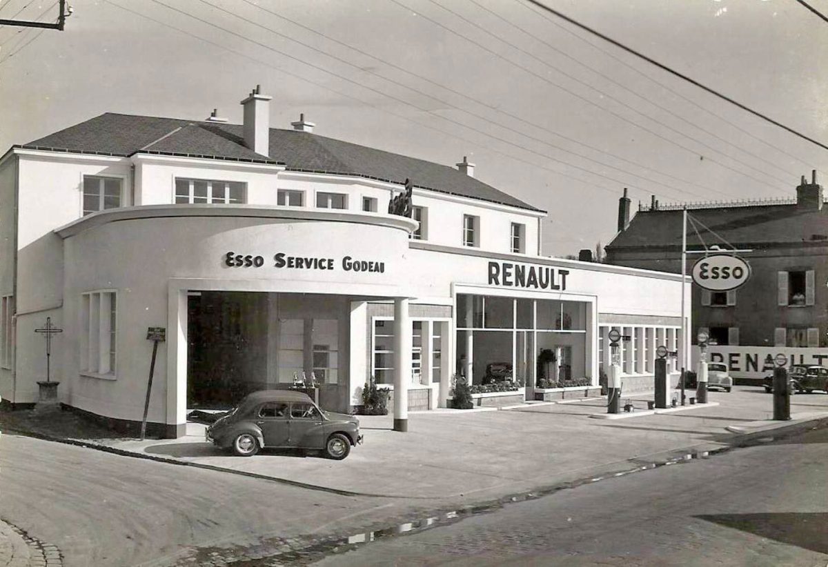 Rue André Coquillet 45200 Montargis Station service ESSO, ancien garage Renault à Montargis, 1954.